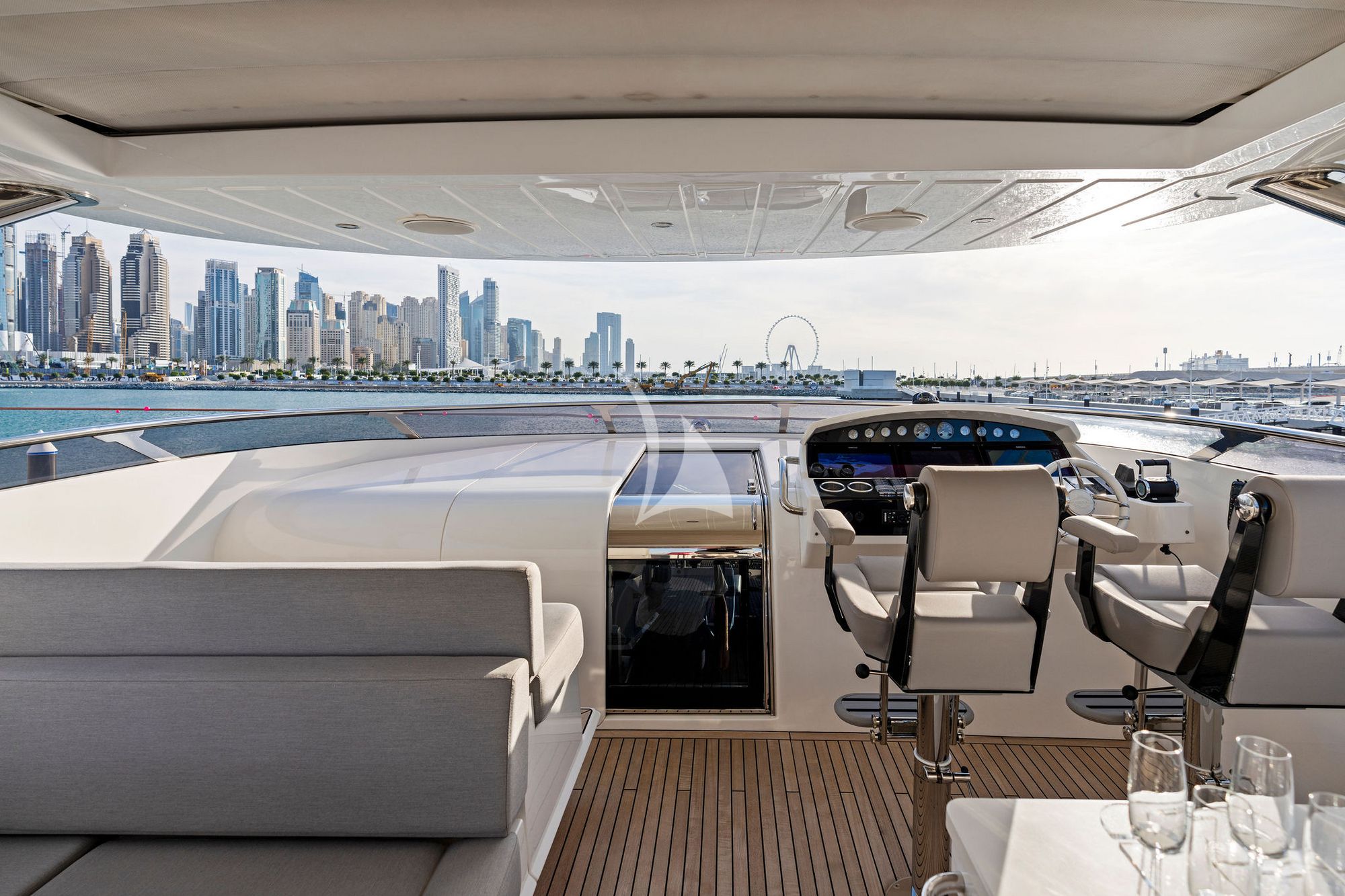 NEW EDGE Sunseeker 95 - flybridge helm